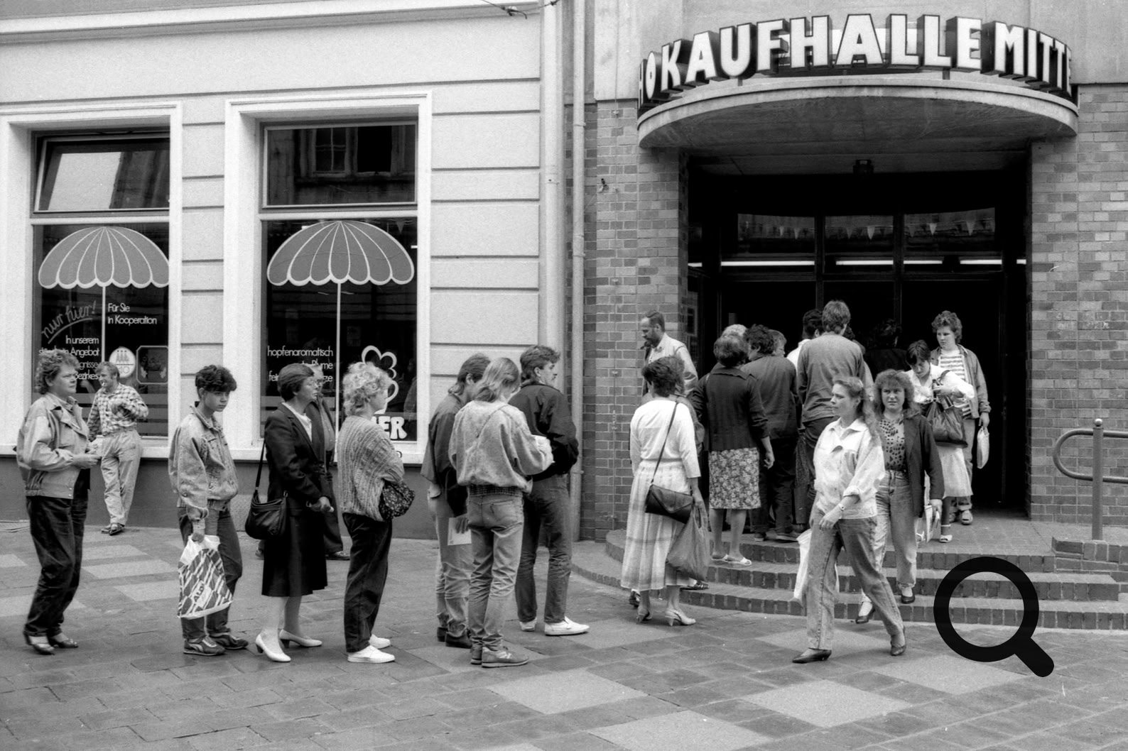 Menschenschlange DDR Kaufhalle