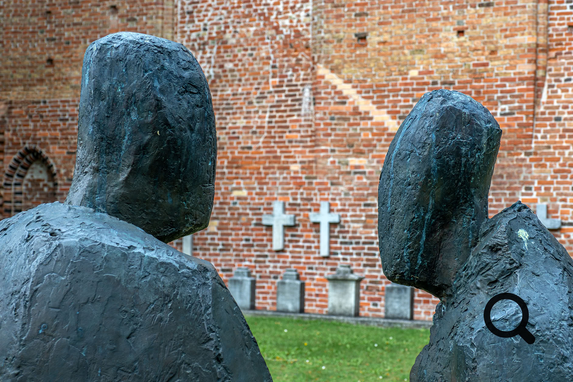 Kloster Ribnitz Skulptur Frauengruppe im Gespräch im Klosterinnenhof.