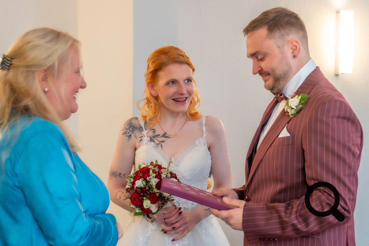 Die Standesbeamtin übergibt die Heiratsurkunde und das Stammbuch der Familie.