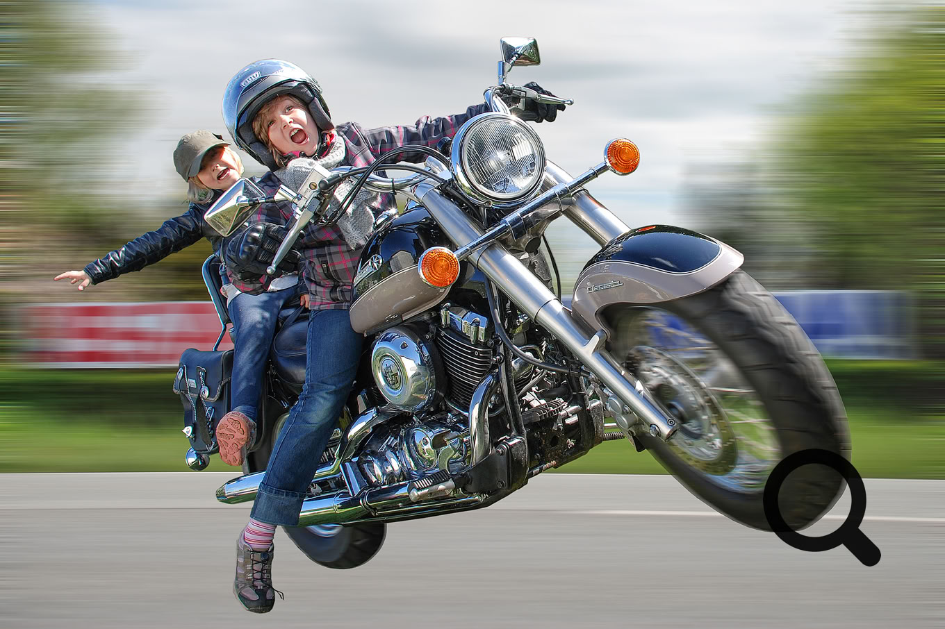 Kinder auf einer Yamaha Dragstar 650 Classic