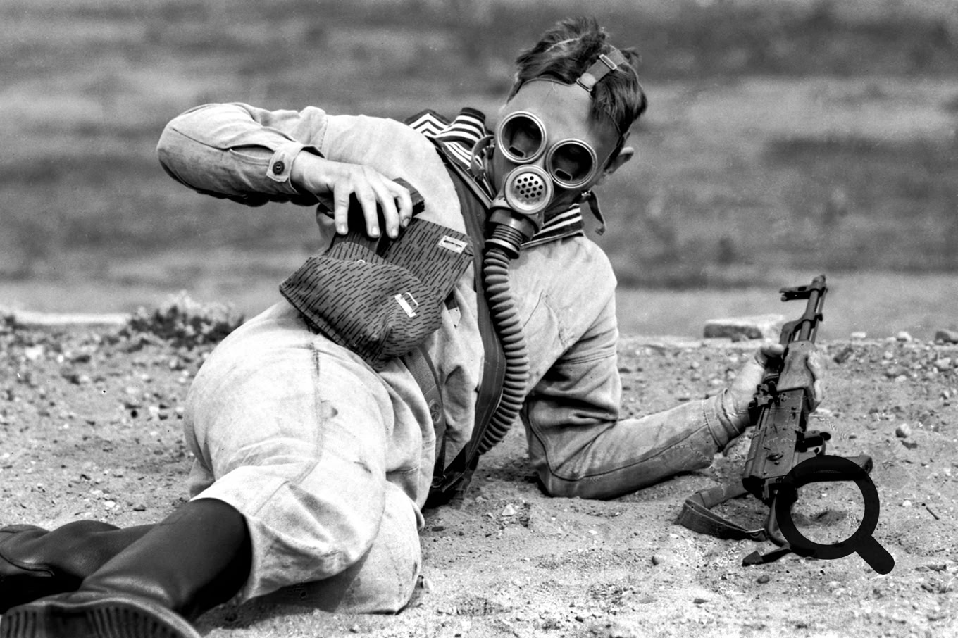 Ein Volksmarinesoldat 1987 bei einer Schießausbildung mit einer Kalaschnikow