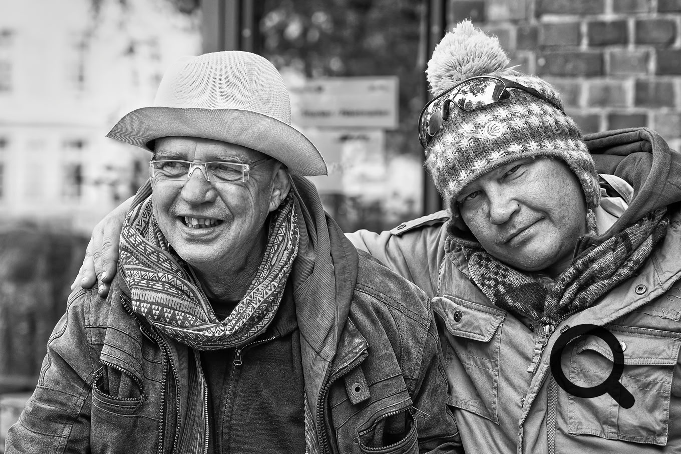 Ohne Arbeit, aber gutgelaunt: Die Freunde Wolfgang und Ruslan aus Rostock.