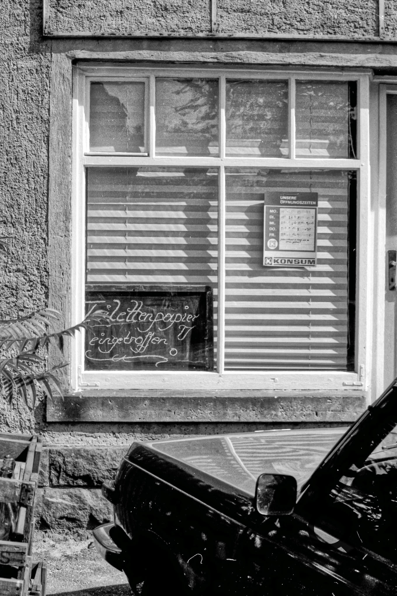 Auch zu DDR-Zeiten gab es hier und da kein Klopapier. So war der Konsum in Saupsdorf (Sachsen) im Sommer 1989 von einem Lieferengpass betroffen.