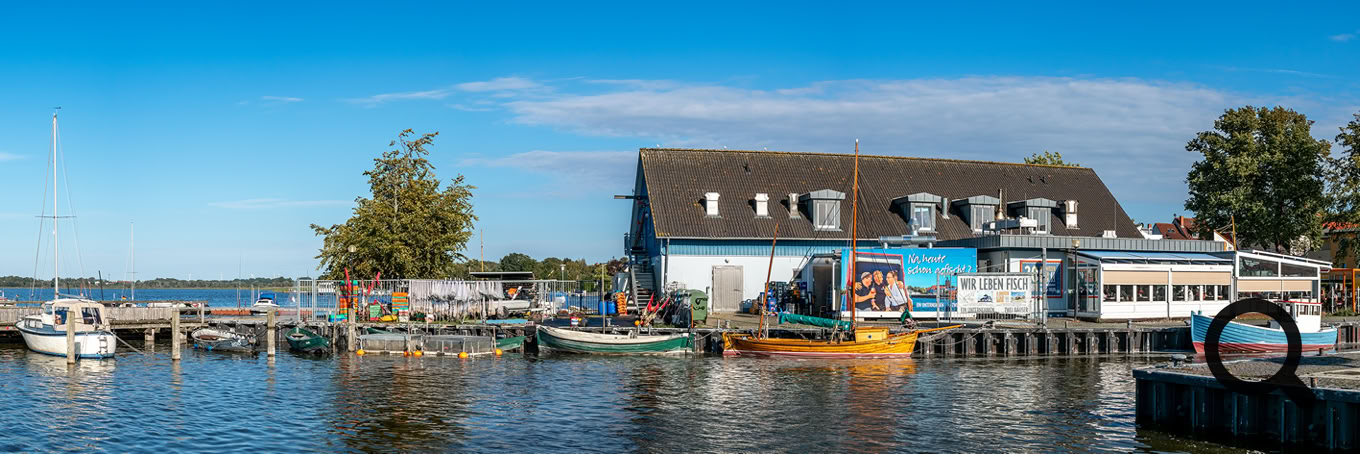 Ribnitzer Fischhafen mit Fischgaststätte.