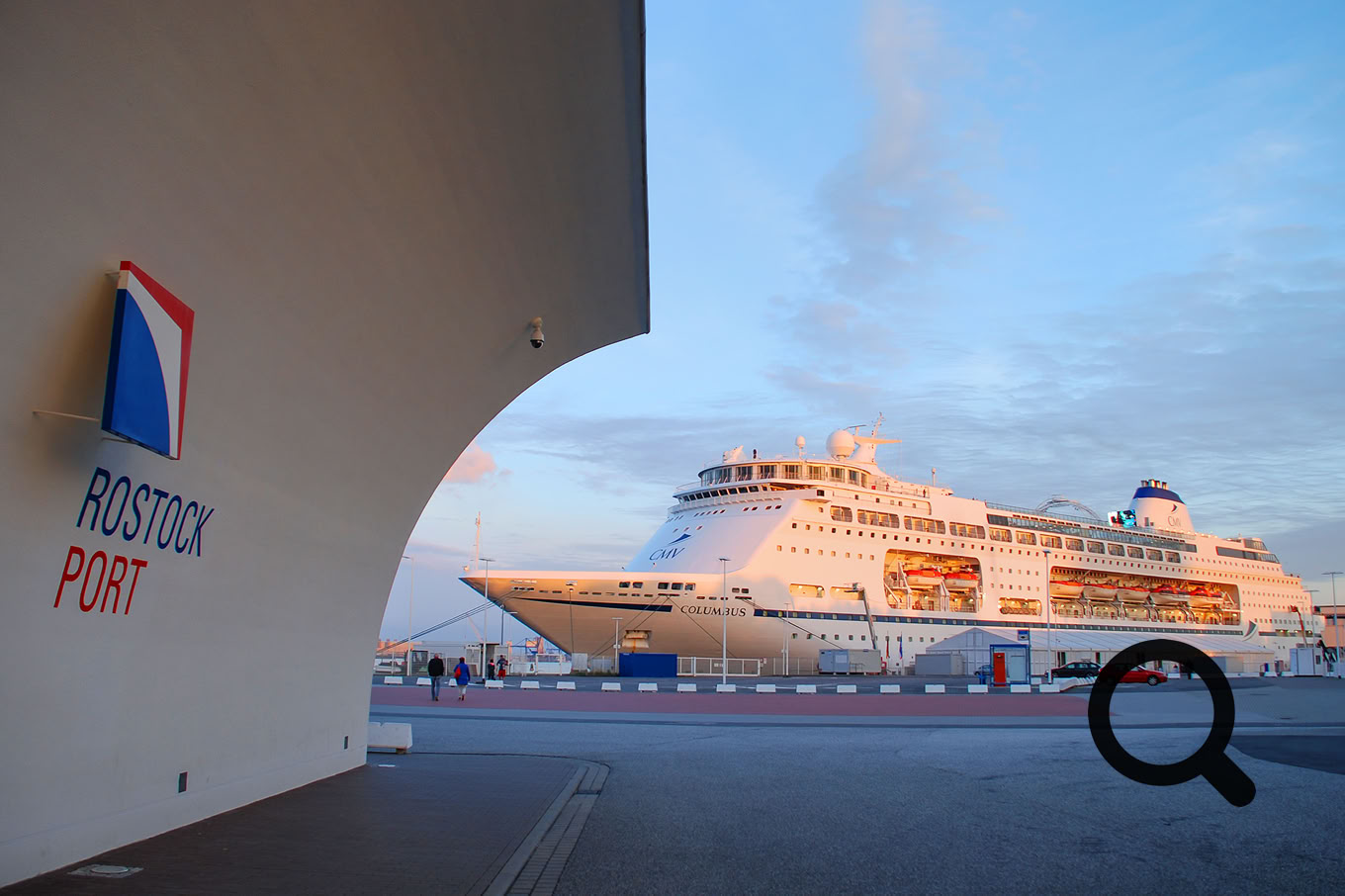 Auf dem Foto ist das Kreuzfahrtschiff COLUMBUS in der Abendsonne zu sehen, kurz vor dem Auslaufen.