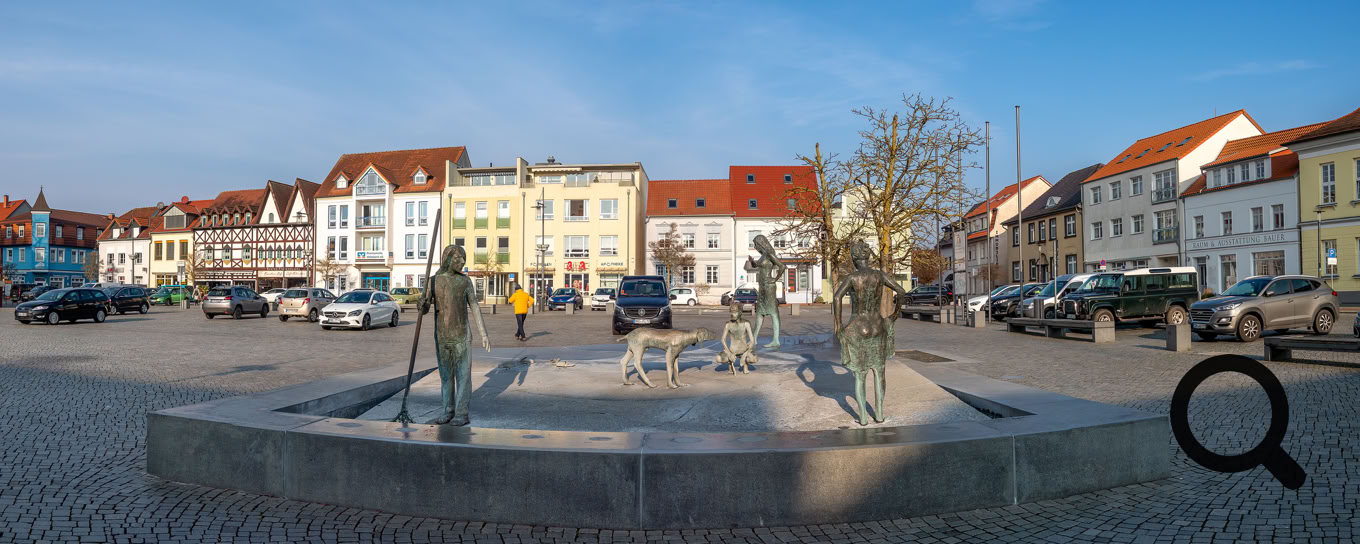 Panoramafoto, Am Markt, Ribnitz-Damgarten, Brunnen Bernsteinfischer