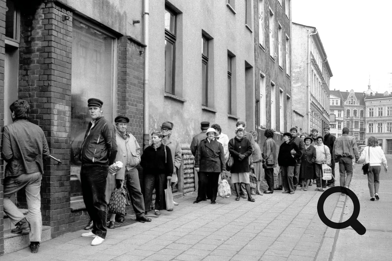 Das Anstehen zählte zum normalen Alltag in der DDR, wie hier bei einem Rostocker Bäcker in der Friedrichstraße. Auch auf sein Auto musste man warten, bis zu zehn Jahre und mehr.