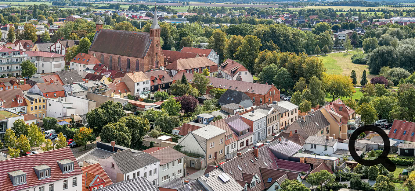 Ribnitz-Damgarten vom Turm der Marienkirche fotografiert. Der Turm ist 49 Meter hoch.