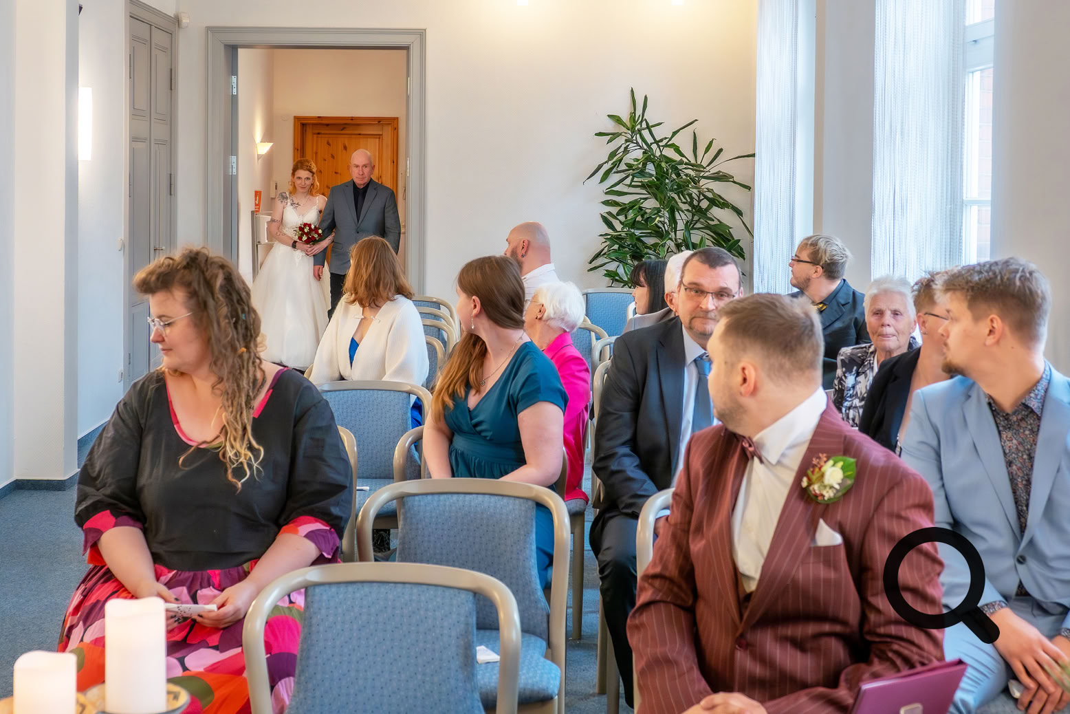 Punkt 13 Uhr öffnete sich die Tür. Ein ergreifender Augenblick.