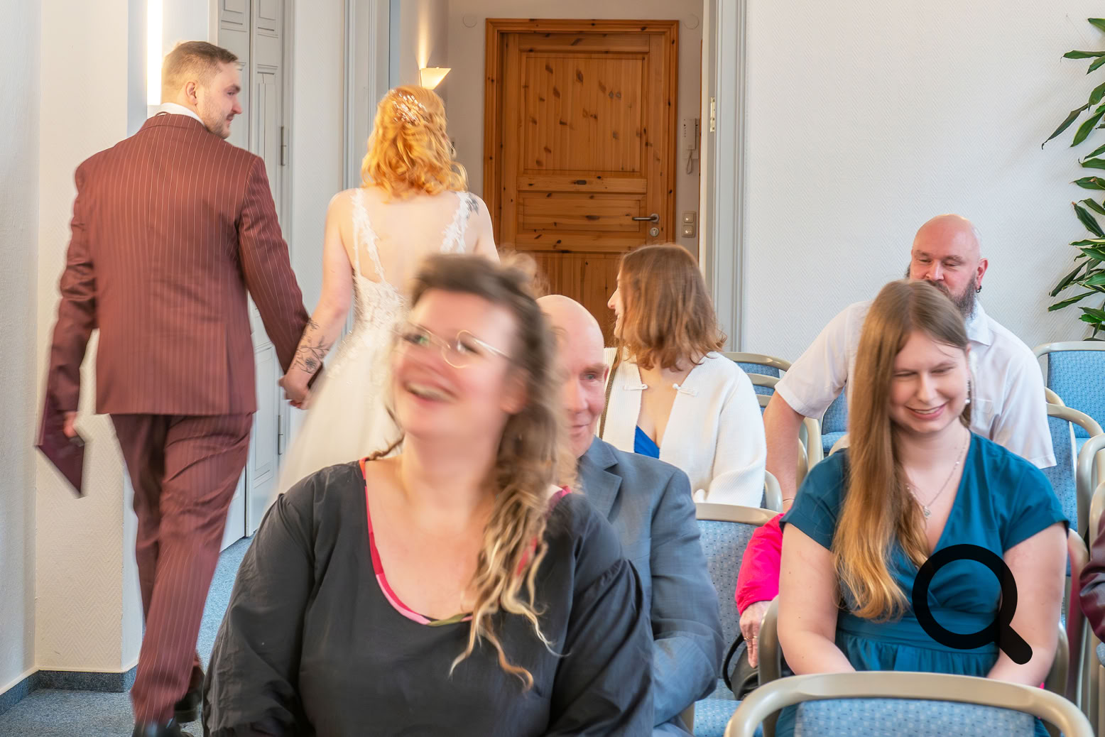 Das Brautpaar verlässt das Trauzimmer – Hand in Hand.